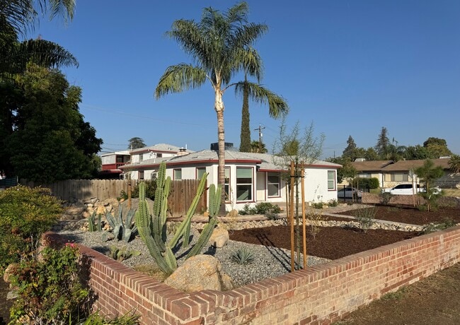 2230 Alta Vista Dr in Bakersfield, CA - Building Photo - Building Photo