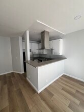 2107 N Beachwood Dr, Unit #107 in Los Angeles, CA - Building Photo - Building Photo