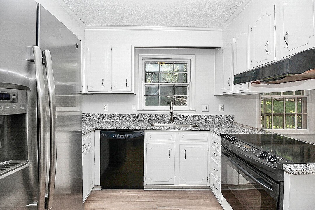 2424 Oldenburg Dr in Charlotte, NC - Building Photo