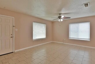 904 Mabry St in Baytown, TX - Building Photo - Building Photo