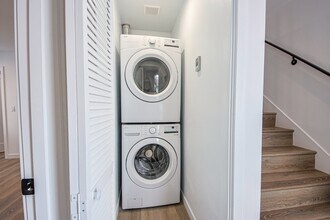 5235 Satsuma Ave in Los Angeles, CA - Building Photo - Building Photo