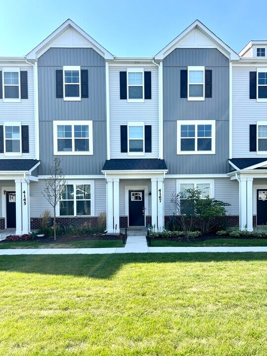 4167 Chelsea Mnr Cir in Aurora, IL - Building Photo