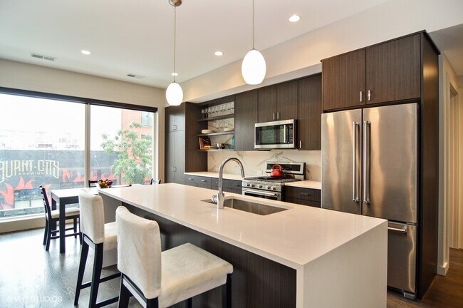 2742 N Lincoln Ave, Unit 202 in Chicago, IL - Building Photo - Building Photo
