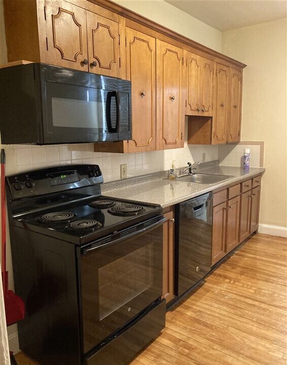 137 Merriam Ave in Leominster, MA - Foto de edificio