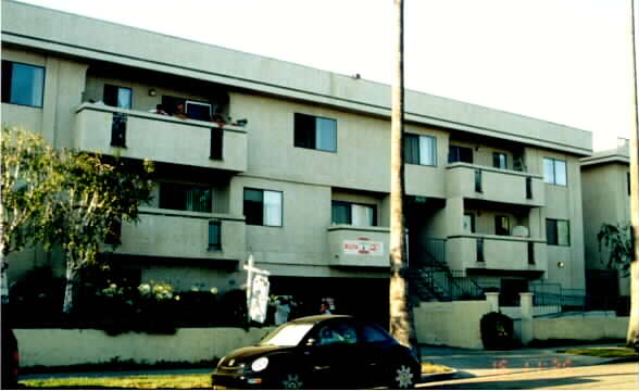 14351 Haynes St. Apartments in Van Nuys, CA - Building Photo - Building Photo