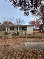 703 Old Riceville Rd in Athens, TN - Building Photo