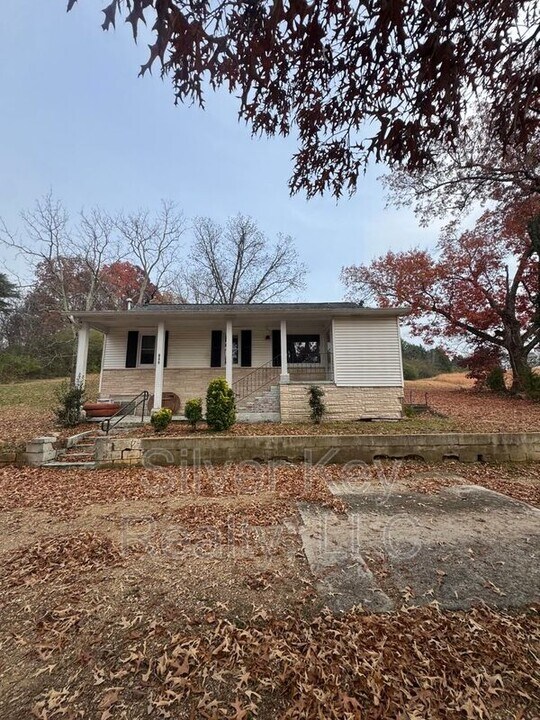 703 Old Riceville Rd in Athens, TN - Building Photo