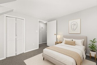 174 Mills Pond Rd in Saint James, NY - Building Photo - Building Photo