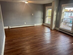 14 Pleasant St, Unit apt 2 in Rochester, NH - Building Photo - Building Photo