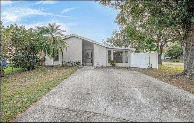 5108 Ravensdale Way in Tampa, FL - Building Photo - Building Photo