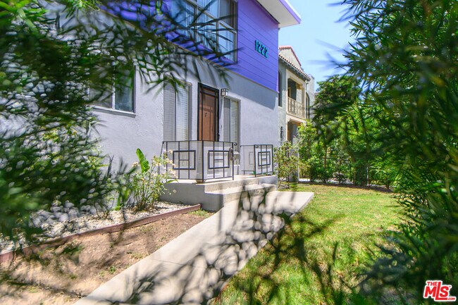 1222 Orange Grv Ave in Los Angeles, CA - Foto de edificio - Building Photo