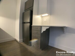 11 Queensberry St, Unit 24 in Boston, MA - Foto de edificio - Building Photo