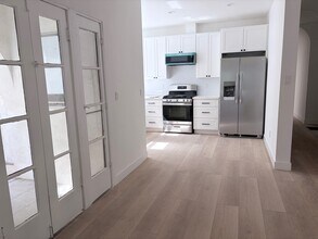 205 S Arnaz Dr in Beverly Hills, CA - Foto de edificio - Building Photo