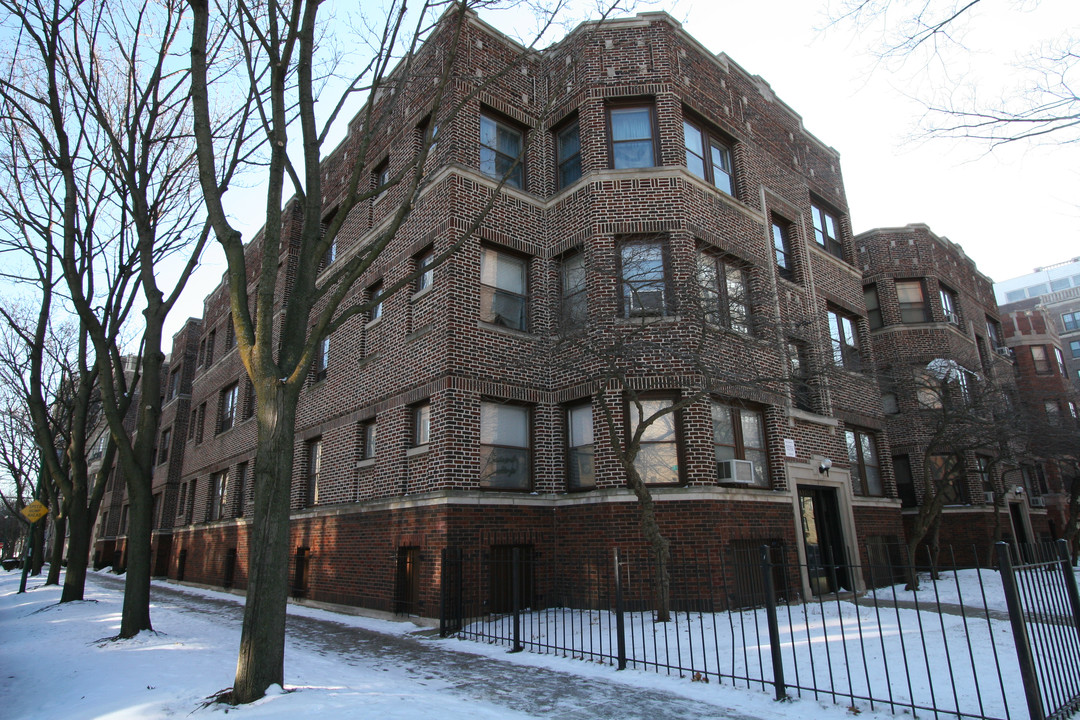 Astoria Apartments in Chicago, IL - Building Photo