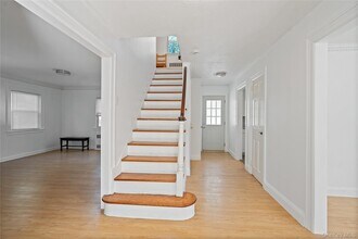 149 Wooleys Ln in Great Neck, NY - Building Photo - Building Photo