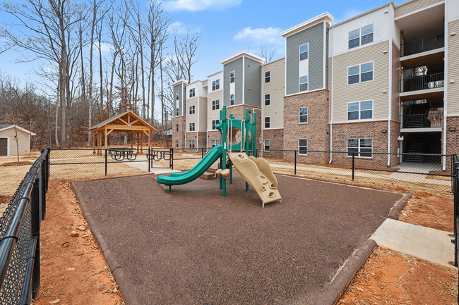 Leonard Greene in Dallas, NC - Foto de edificio - Building Photo