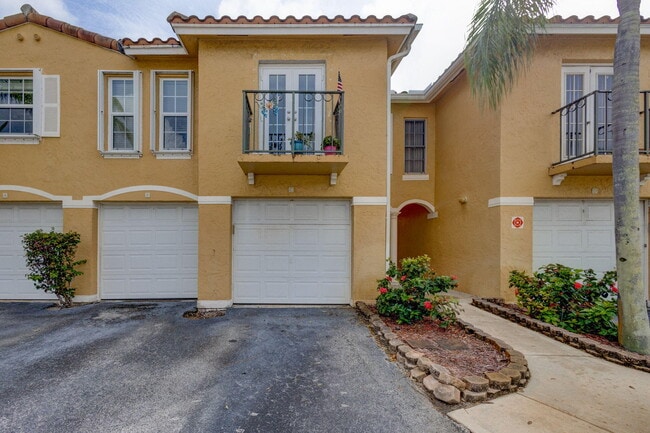 1040 Lake Shore Dr in Lake Park, FL - Building Photo - Building Photo