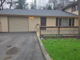 1119 NW C St in Grants Pass, OR - Building Photo