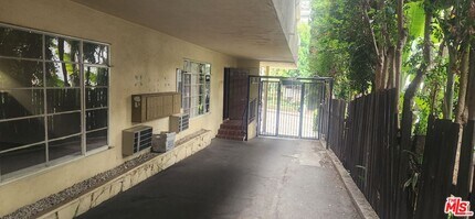 1013 N San Vicente Blvd in West Hollywood, CA - Building Photo - Building Photo