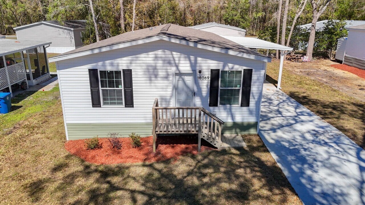 18069 Carrolwood Dr in Brooksville, FL - Building Photo