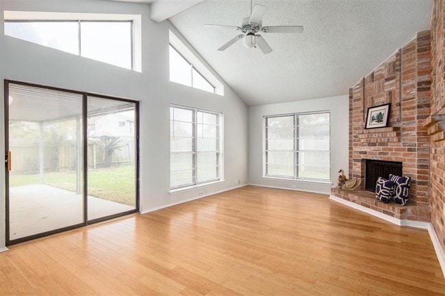 4930 Shadowdale Dr in Houston, TX - Building Photo - Building Photo