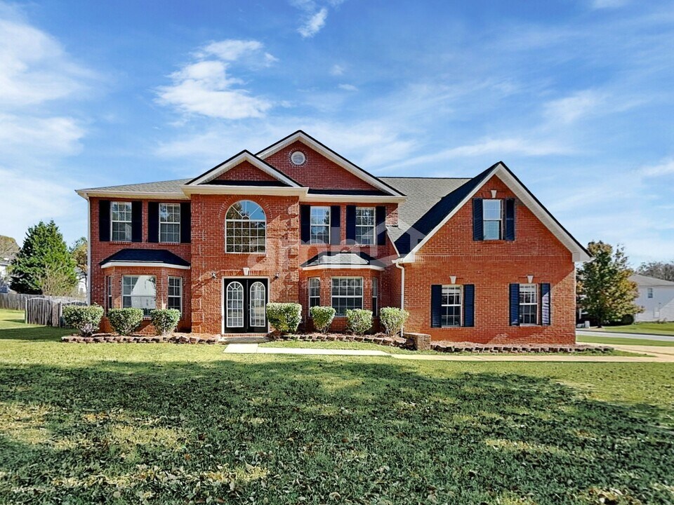 6136 Swabia Ln in Stone Mountain, GA - Foto de edificio