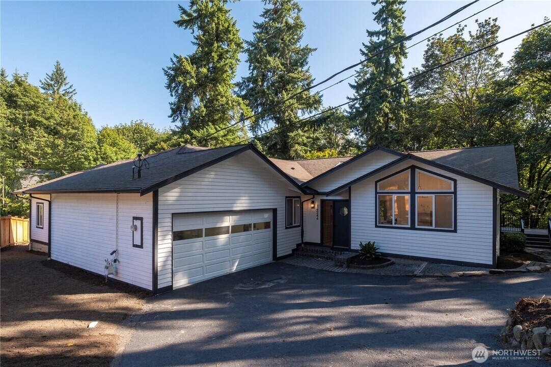 14244 NE 80th Pl in Redmond, WA - Building Photo