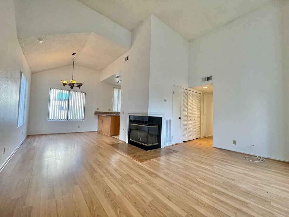 336 Park Shadow Ct in Baldwin Park, CA - Foto de edificio