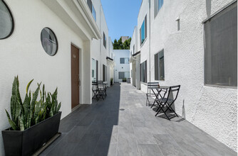 Aqua Vista Villa Apartments in North Hollywood, CA - Foto de edificio - Building Photo
