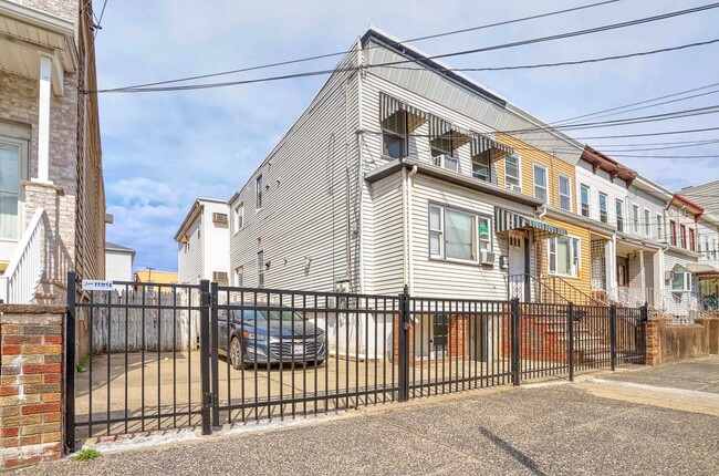 73 Wales Ave in Jersey City, NJ - Building Photo - Building Photo