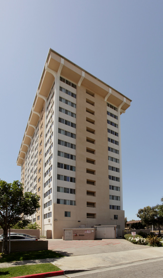 Golden West Tower in Torrance, CA - Building Photo - Building Photo