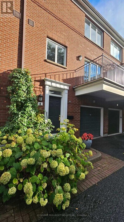 4 Thorburn Private in Ottawa, ON - Building Photo