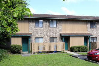 Yorkshire Townhouses in Beaufort, SC - Building Photo - Building Photo