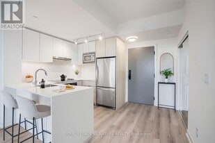 3071 Trafalgar Rd in Oakville, ON - Building Photo