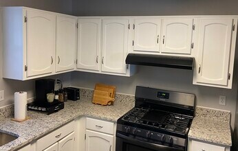 5743 Wells Cir in Stone Mountain, GA - Foto de edificio - Building Photo