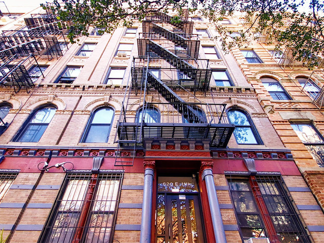 620 East 11th Street in New York, NY - Foto de edificio - Building Photo