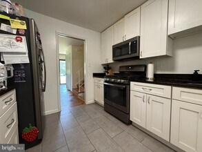 1105 Sharon Ct in McLean, VA - Building Photo - Building Photo