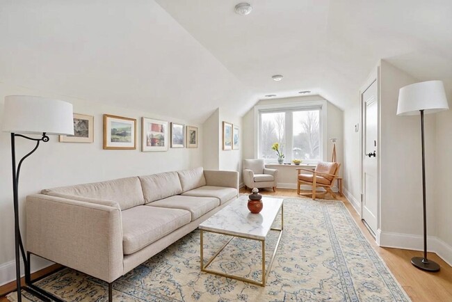 5042 W Winnemac Ave, Unit #2, Unit #2