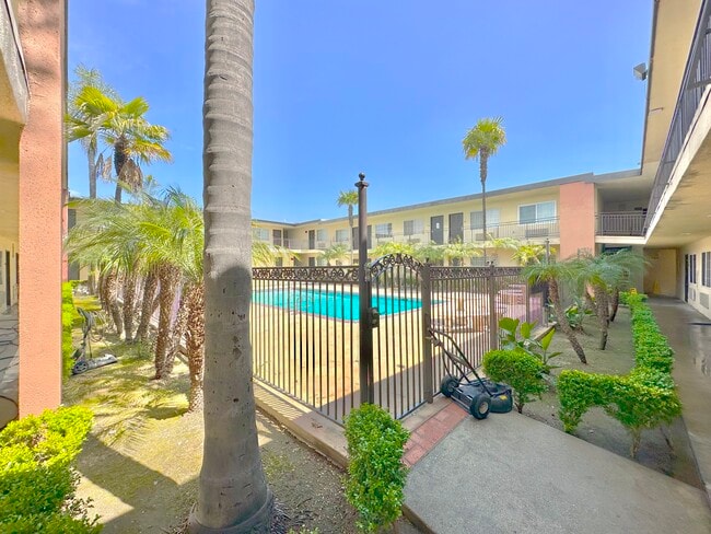 Maple Courtyard in Pomona, CA - Foto de edificio - Building Photo