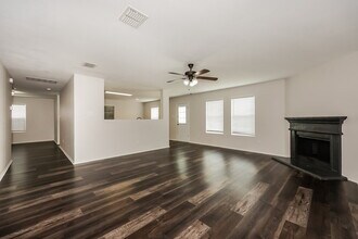 1205 Saltgrass Dr in Crowley, TX - Foto de edificio - Building Photo