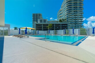 15051 Royal Oaks Ln, Unit 301 in North Miami, FL - Foto de edificio - Building Photo