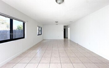 1489 NW 59th St, Unit 1487 in Miami, FL - Building Photo - Building Photo