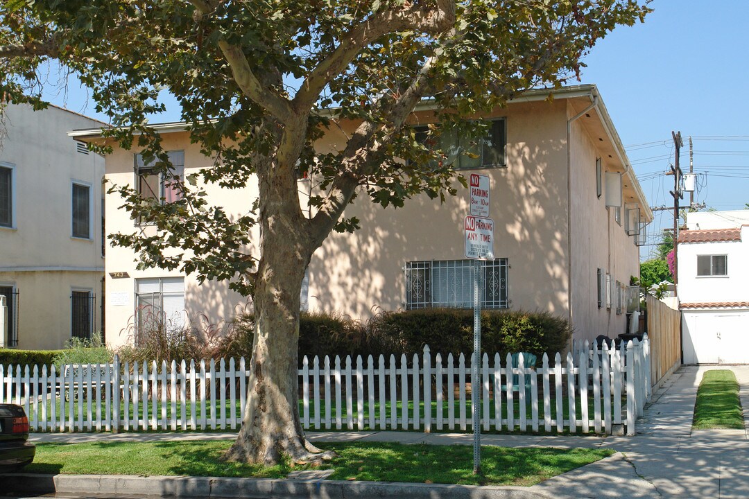743 N Alfred St in Los Angeles, CA - Foto de edificio