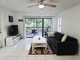 1102 Green Pine Blvd, Unit E2 in West Palm Beach, FL - Building Photo