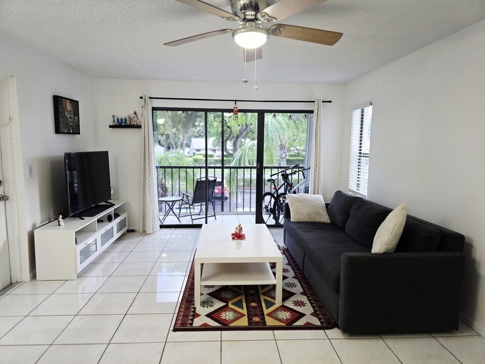 1102 Green Pine Blvd, Unit E2 in West Palm Beach, FL - Foto de edificio