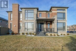 28 Dalecrest Rd in Brampton, ON - Building Photo