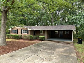 31 Elaine Dr in Newnan, GA - Building Photo