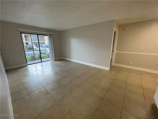 5323 Summerlin Rd in Ft. Myers, FL - Building Photo - Building Photo