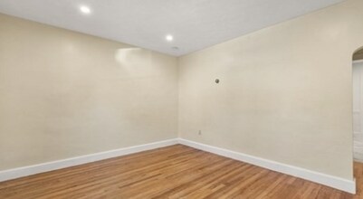 14 Beechcroft St, Unit B1 in Boston, MA - Foto de edificio - Building Photo