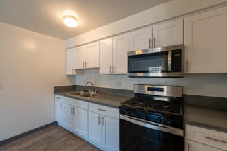 Los Olivos Apartments in Whittier, CA - Foto de edificio - Building Photo